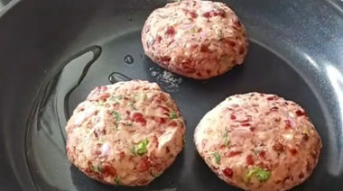 Rajma paratha wrap stuffed with rajma tikki, vegetables, and cheese 2
